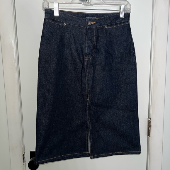 GAP Dresses & Skirts - Knee length 2000’s denim skirt